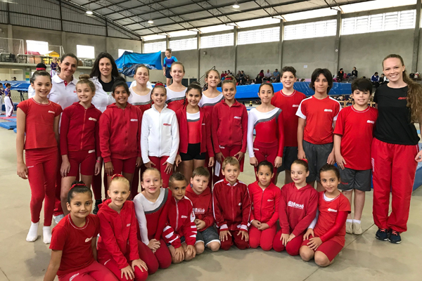 Equipe da Ginástica de Trampolim do Colégio Mauá