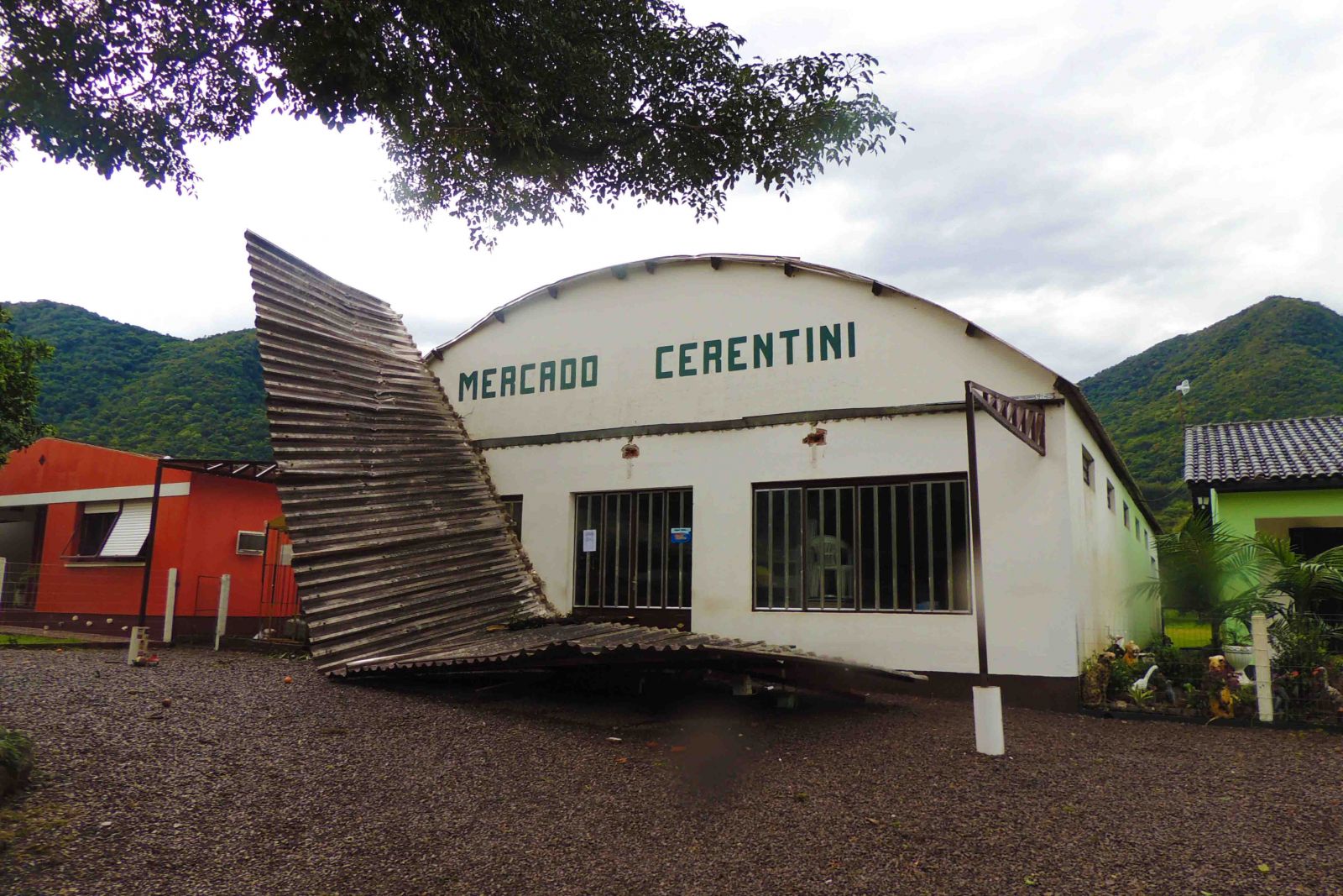 Mercado Cerentini teve toldo arrancado