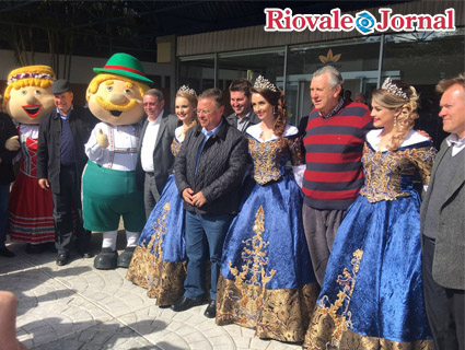 Ministro Blairo Maggi foi recepcionado pelas soberanas da 32ª Oktoberfest e Feirasul