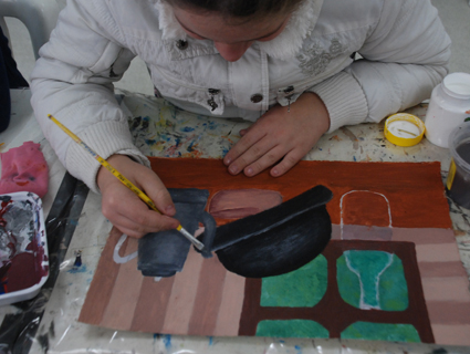 Mariana, que gosta de pintar e desenhar, vê a exposição como um incetivo