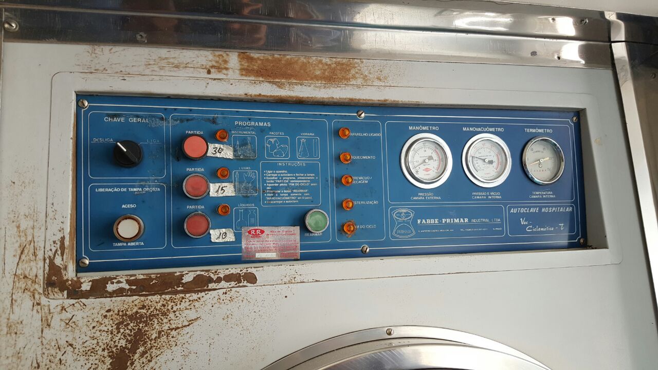 Mamômetros marcando pressão no Autoclave do Centro de Material Esterilizado (CME) desligado