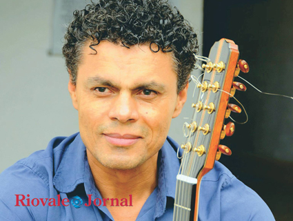 O mineiro Joaci Ornelas se apresenta em Santa Cruz amanhã