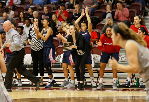 Natália (centro) integra comissão técnica da Newman University