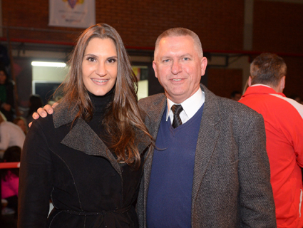 Natália Eidt e o diretor do Colégio Mauá, Nestor Raschen