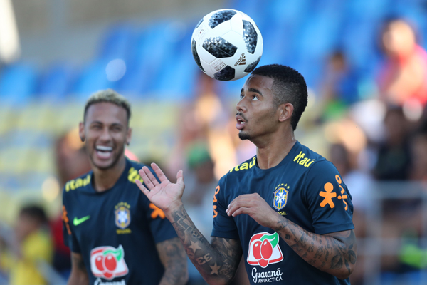 Neymar e Gabriel Jesus durante treino na cidade de Sochi