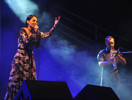 Nicole Carrion e Lucas Kist receberam os prêmios de melhor intérprete e músico destaque