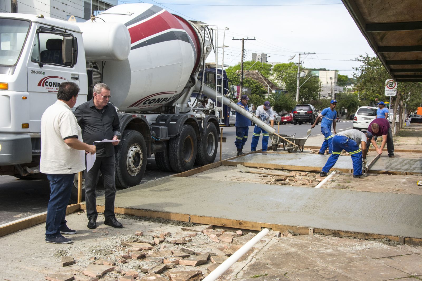 Prefeito visitou as obras na Rua Tiradentes