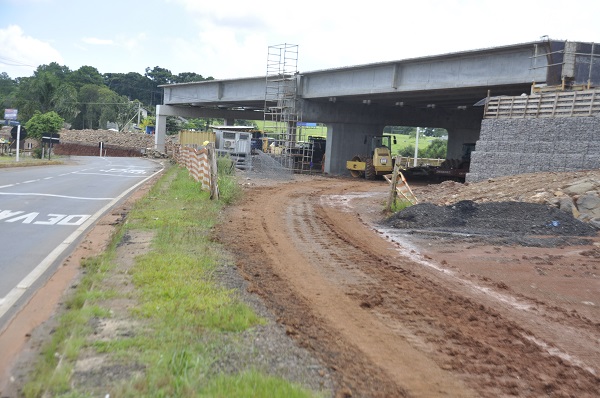 Dificuldades econômicas levaram ao atraso no pagamento de fornecedores e servidores, o que atrasou também a obra (acima)