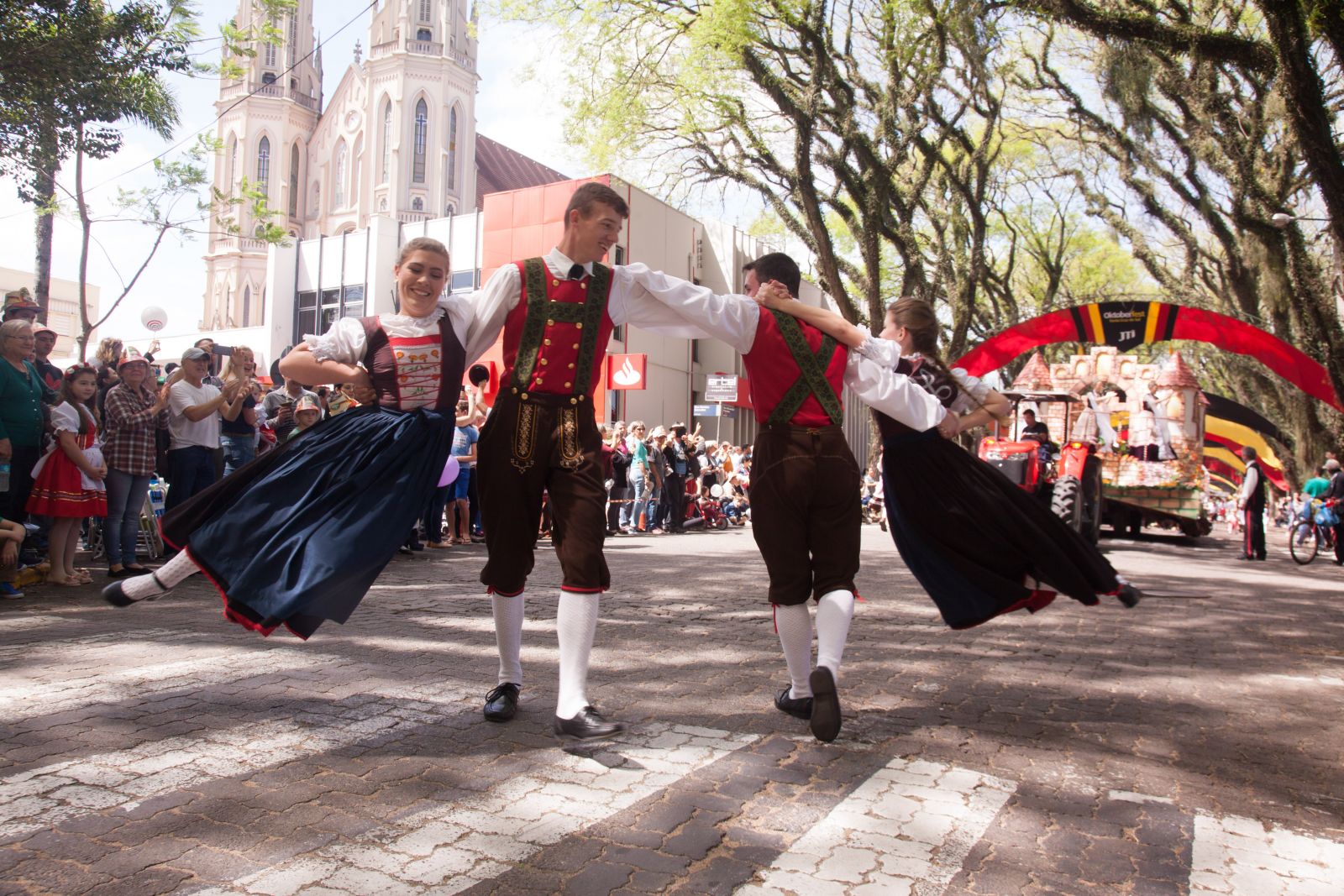 Desfile levou toda a alegria da cultura germânica às ruas centrais da cidade