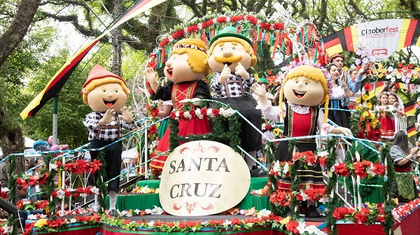 Desfile contou com 4 mil figurantes