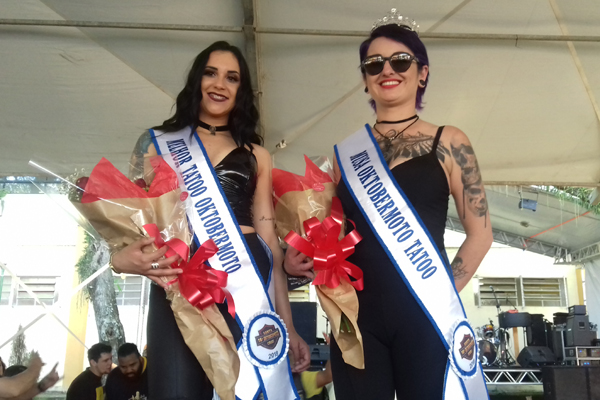 Norma Paulo e Francieli Vasconcelos Fernandes recebem as faixas, e os buquês de flores