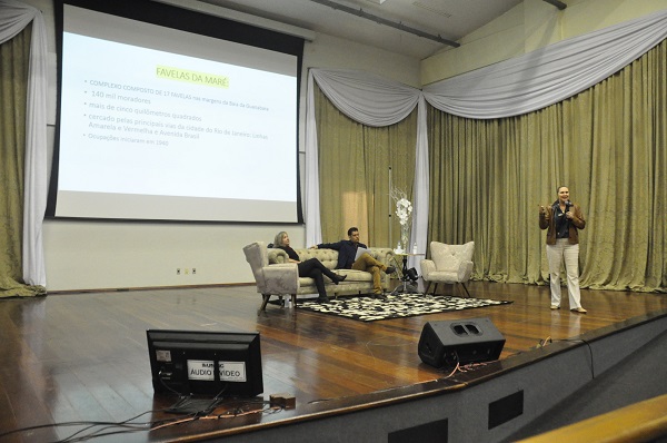 A socióloga Josiane Abrunhosa, o professor Mateus Skolaude e a juíza Josiane Estivalet (em pé)