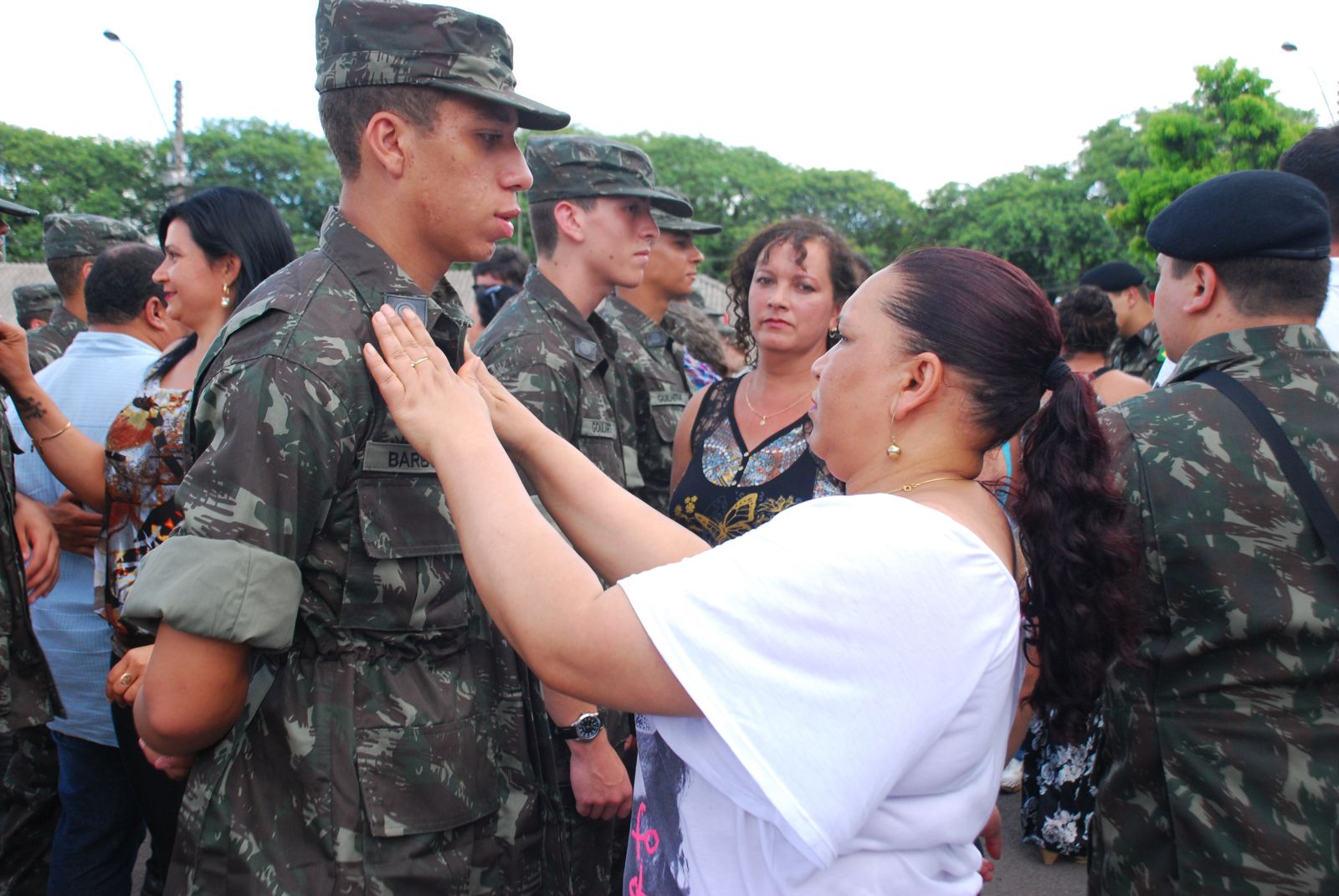 Familiares colocaram a insignia na farda dos alunos