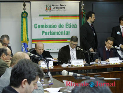 Os 12 integrantes da Comiss‹o de ƒtica aprovaram parecer do relator SŽrgio Turra (ˆ direita)