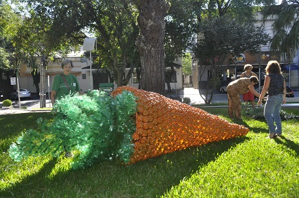 Grupo de Recicladoras Voluntárias está fazendo a decoração de Páscoa na Praça da Bandeira