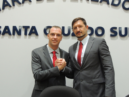 Novo presidente, Paulo Henrique Lersch (PT), com o vereador Alex Knak (PMDB), que comandou a sess‹o especial para a vota‹o da Mesa