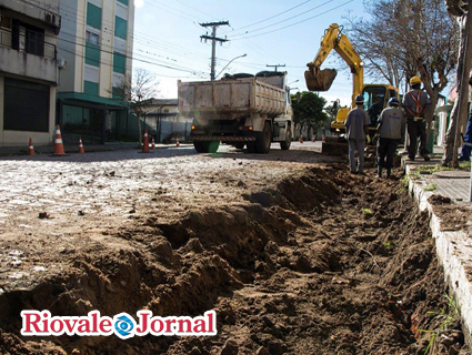  Laterais das vias foram abertas para corrigir a rede pluvial