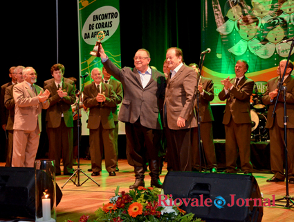Secretário da Afubra, Romeu Schneider, entregou troféu de participação a Pedro Ernesto Denardin e Banda