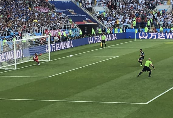 Messi bateu pênalti, e o ótimo goleiro Halldorsson defendeu