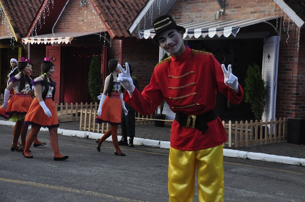 Nesse sábado, a comunidade tem uma última oportunidade de se divertir com os personagens da Vila do Noel