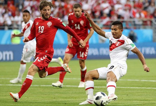 Dinamarca (uniforme todo vermelho) derrotou o Peru