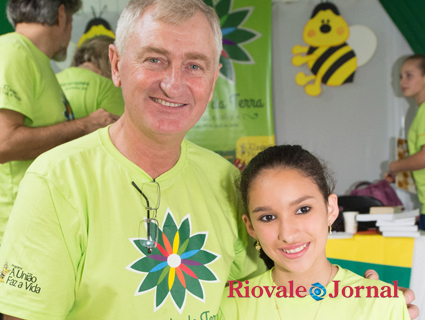 Heitor Álvaro Petry, do Sicredi VRP e Dienifer Raenke, presidente da Cooperativa Brotando da Terra