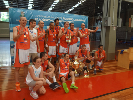 Marcelo Denizar - terceiro da esq. para dir. em pé - jogou na equipe campeã municipal de 2016