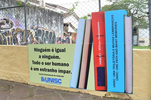 Quem passa na frente da escola enxerga os muros com poemas de Érico Veríssimo, Carlos Drummond de Andrade, Cora Coralina, Mário Quintana, entre outros