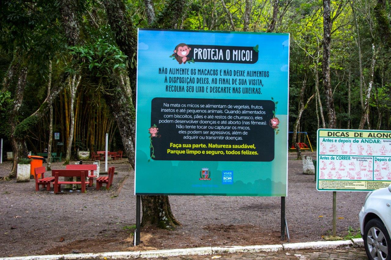 Uma placa grande, com mais informações também foi instalada próximo ao acesso às mesas