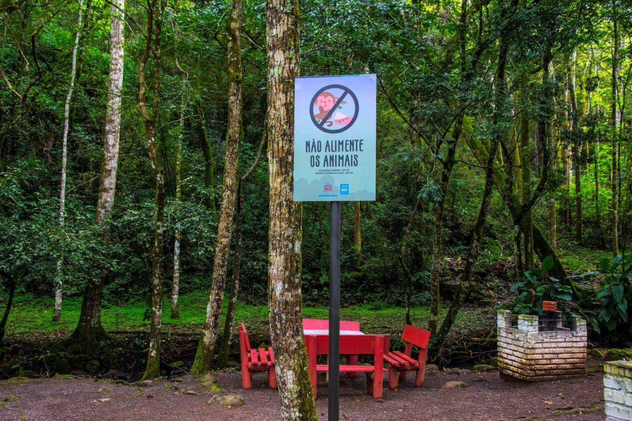 Placas pequenas foram instaladas próximo às taquareiras e entre as churrasqueiras