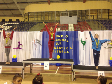 Melissa Forgiarini (centro) ficou campeã geral