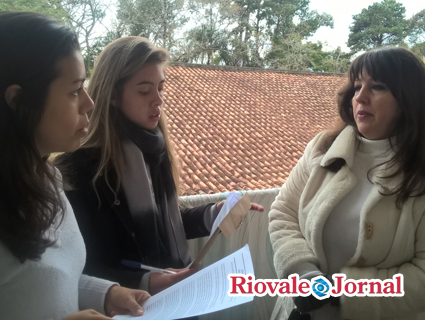 Danna e Letícia receberam o documento da coordenadora-adjunta Janaína Venzon