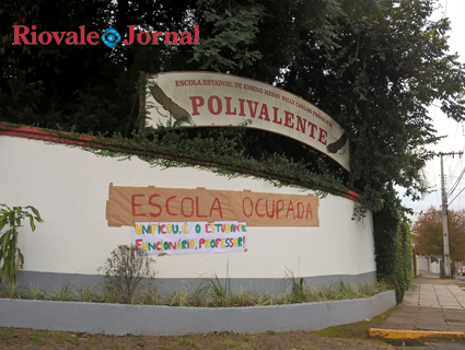 No Polivalente, aulas continuam parcialmente, e estudantes adeptos da ocupação realizam oficinas e atividades em prol da escola