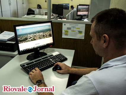 Layout é um pouco mais elaborado, mas navegação continua sendo bastante simples