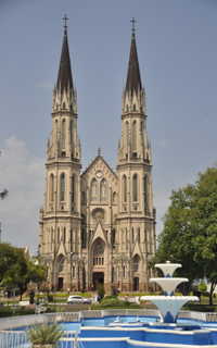 Dois pontos tur’sticos: a Praa Getœlio Vargas com a Catedral S‹o Jo‹o Batista