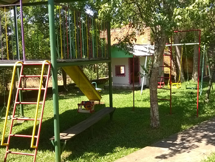 A escola ainda conta com uma pracinha aos fundos com diversos brinquedos