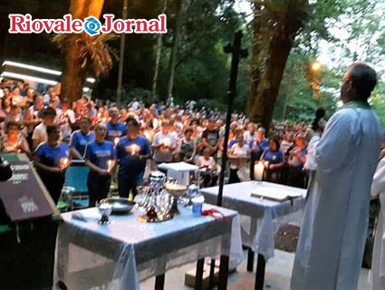 Fiéis iluminaram a celebração com velas