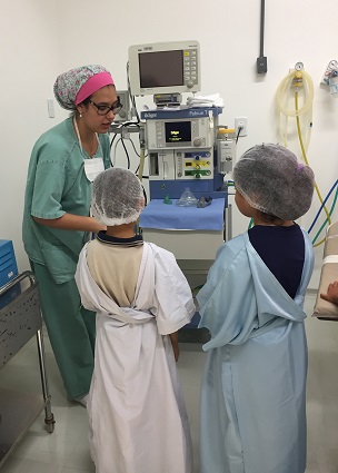  Crianças visitam sala cirúrgica e conhecem utensílios usados no procedimento 