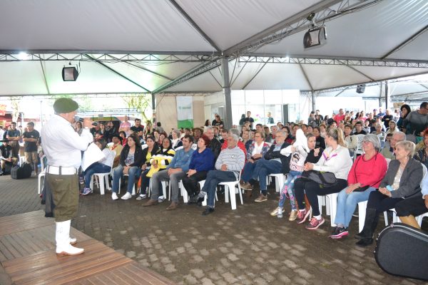 Apesar do clima, público foi à Feira nesse domingo conferir a apresentação Gaitaço
