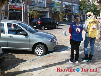Atendentes de rua continuam fiscalizando e recebendo os pagamentos