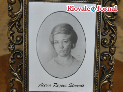 Exposição é uma forma de homenagear a artista santa-cruzense Regina Simonis