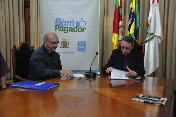 Telmo assinou o Projeto de Lei relacionado aos programas que foi enviado à Câmara de Vereadores e deve ser votado nos próximos dias