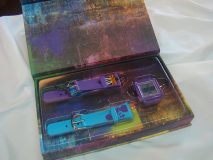 Para as crianas, uma op‹o s‹o os rel—gios infantis como esse da marca Mariner que acompanha duas pulseiras coloridas