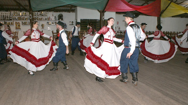 Dançarinos do CTG Rincão da Alegria