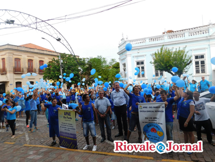 Comunidade foi pra rua vestida de azul