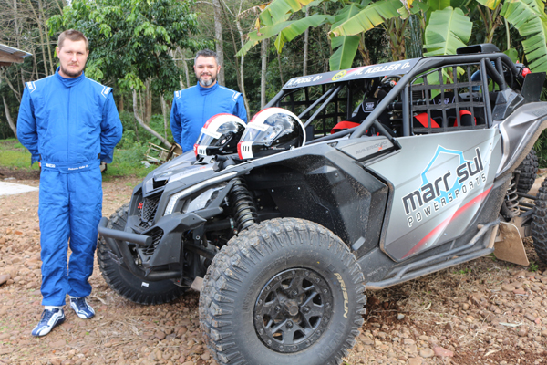 Piloto santa-cruzense Roberto Keller (esquerda)  e navegador Tiago Poisl com seu UTC