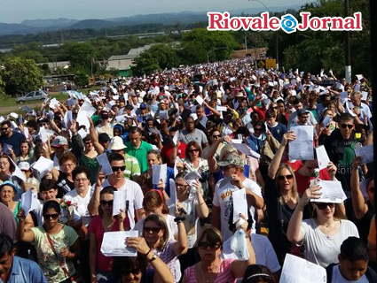 Fiéis percorreram três quilômetros até o Santuário
