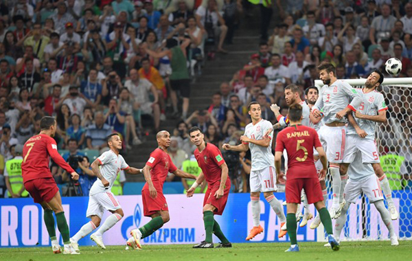 Cristiano Ronaldo (à esquerda) é o goleador da Copa do Mundo