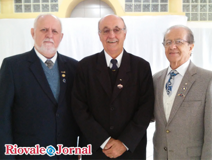 Governador do Rotary, Iedo Fries, coordenador da conferência distrital João Moacir Ferreira e o representante do presidente do Rotary Internacional, Francisco Tomaz Espinosa Oliveira