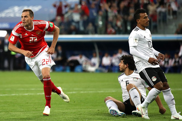 Dzyuba (camisa 22 da Rússia) marcou um gol diante do Egito